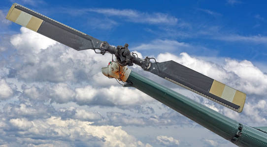 蓝天背景下直升机尾桨照片