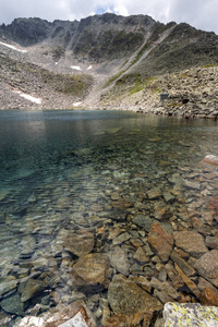 Ledenoto 冰 湖和云彩的壮观的全景在 Musala 山顶, Rila 山, 保加利亚