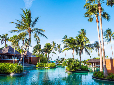 美丽的室外游泳池, 有蓝天的酒店和旅游度假胜地