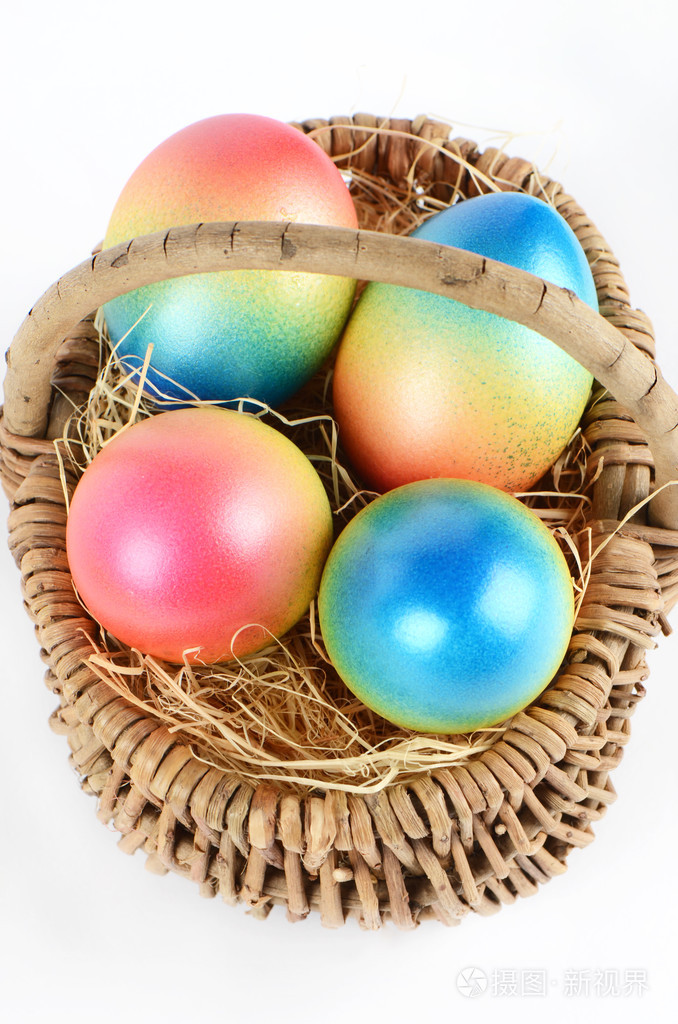 多彩绘的复活节彩蛋在棕色的篮子里