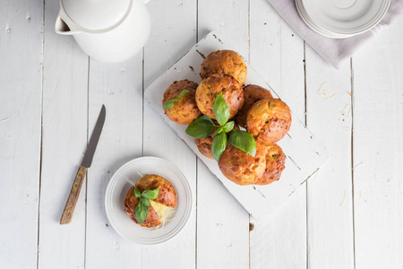 自制 freefly 烤双芝士松饼与贵要在白色木板上。健康小吃或早餐餐