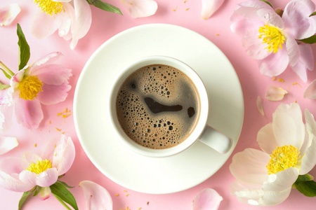 春天或夏天早晨概念。平躺的咖啡和鲜花在淡粉色背景, 顶部视图与空间为您的文本