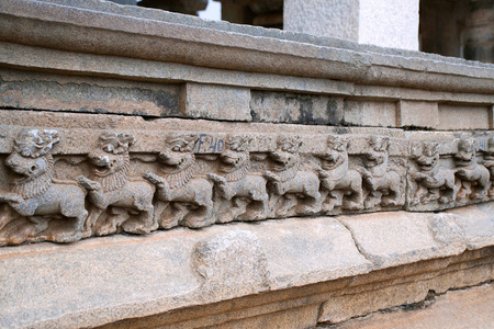 浮雕描绘狮子, Panchakuta Basadi, Kambadahalli, Mandya 区, 卡纳地