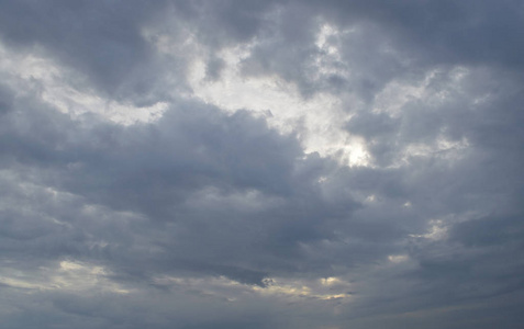 暴雨前暴雨前的乌云和天空照片