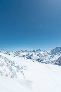 冬季积雪覆盖了高加索的山峰。冬季运动的好地方