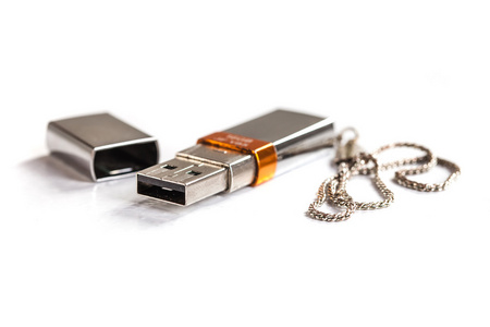 在白色背景上的银色 usb 棒