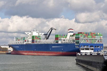 集装箱船货船 货轮集装箱船集装箱船大型集装箱船在热那亚,意大利港口