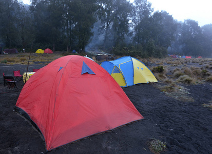 帐篷在露营地点在 Kalimati 在 Semeru 山。玛琅, 印尼