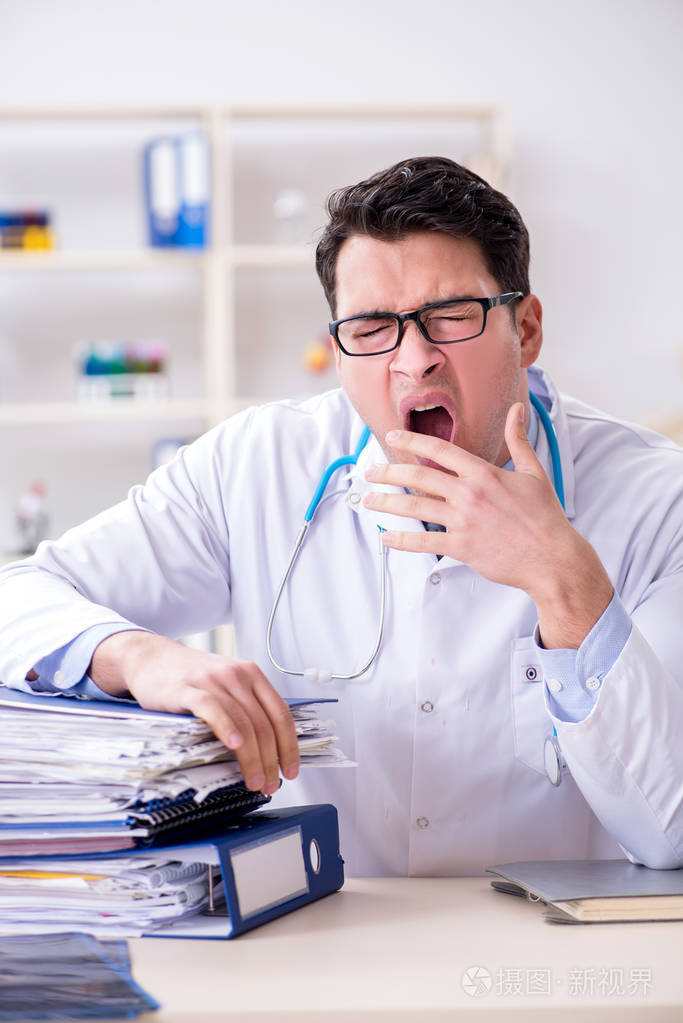 在医院工作太多的忙碌的医生