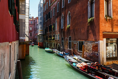 威尼斯运河与小船和船夫