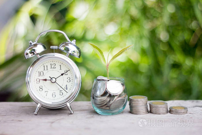 用绿色散景的背景来结束时间和金钱 以备将来省钱照片 正版商用图片059d99 摄图新视界 用绿色散景的背景来结束时间和金钱 以备将来省钱照片 正版商用图片059d99 摄图新视界