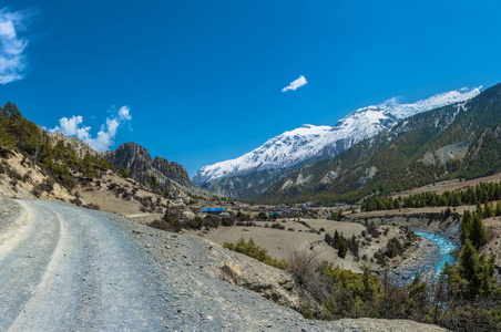 美丽的山风景与河和村庄在喜马拉雅山, 尼泊尔