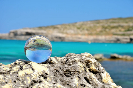 岩石上的水晶球与水