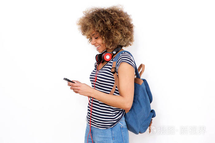 年轻黑人妇女的侧面画像与手机和袋子反对白色背景