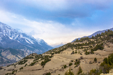 尼泊尔喜马拉雅山上一个陡峭的山坡上的山路