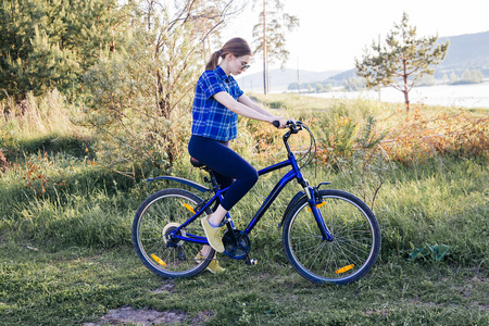 年轻女子骑着一辆自行车
