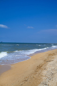 美丽的沙滩和海冲浪。夏日海景