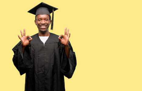 年轻的非洲研究生黑人做 ok 标志手势双手表示冥想和放松
