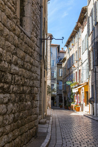 旺斯, 法国, 在2018年3月8日。老石房子典型的城市街道在普罗旺斯小山镇的特征