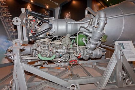 萨马拉, 俄罗斯 — — 3 月 24 日: 展出火箭喷气发动机 nk-33照片