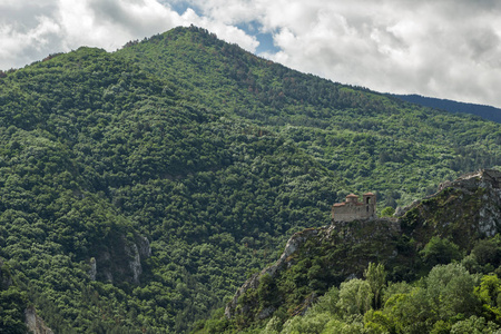 保加利亚普罗夫迪夫 Rhodope 山 Asenovgrad 镇附近的绿色丘陵景观令人惊叹