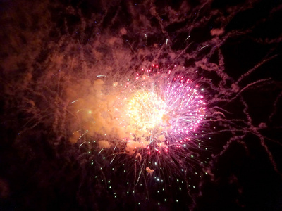 新年烟花爆竹在户外新年晚会2014年12月31日在夏威夷檀香山上爆发