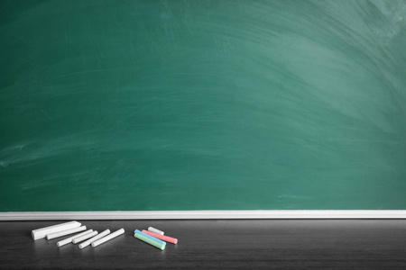 教学粉笔在黑板上图片