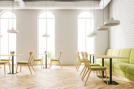 工业风格的咖啡馆内部有白色砖墙, 木地板, 拱形窗户和木制桌子, 椅子和绿色的沙发。3d 渲染模拟