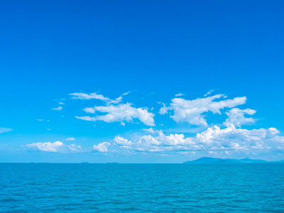 美丽的海和海洋在白色云彩和蓝天背景与拷贝空间为文本