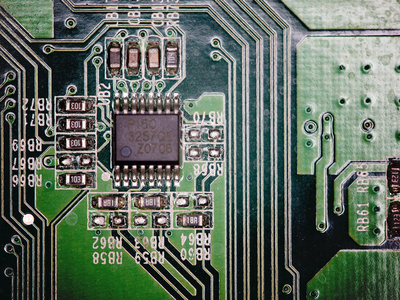微芯片后台电子电路板与处理器的特写