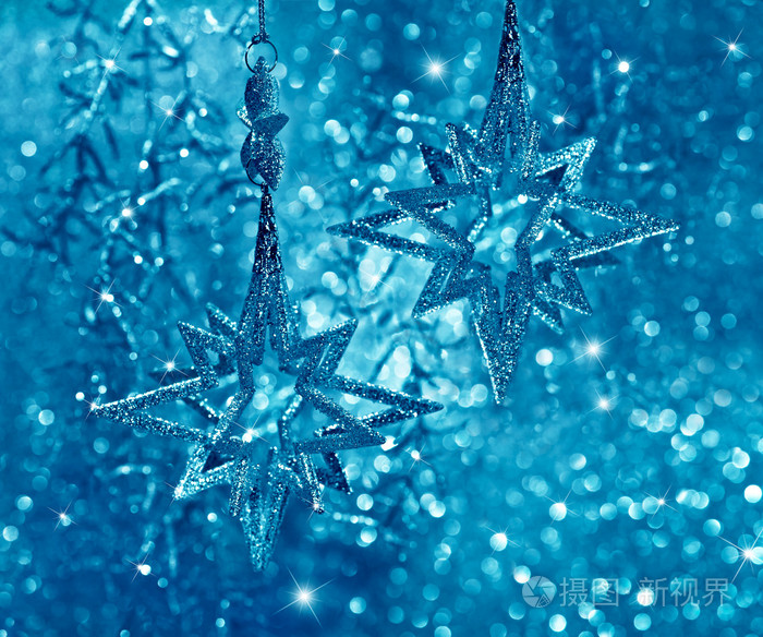 蓝色背景上的银色闪亮星