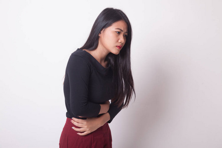 年轻的亚洲女人肚子痛在白色背景上照片
