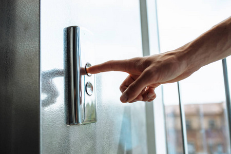 拇指按电梯按钮, 一只手伸向按钮, 女孩等待电梯, 按下按钮启动, 隔离