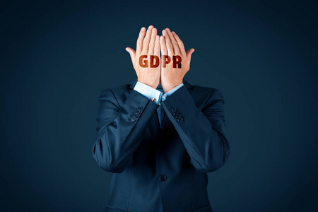 Gdpr 和个人信息保护的概念。商人, 顾客或互联网用户用手保护他的面孔与文本 Gdpr