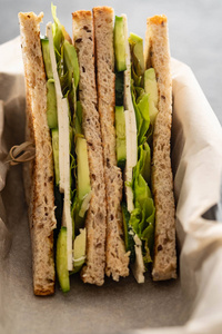 健康素食三明治与芝麻菜, 生菜和鳄梨, 芥末, 黄瓜。特写。健康食品