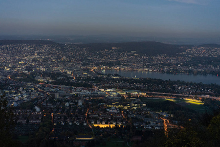 苏黎世城市全景在日落从 uetliberg 山看见了