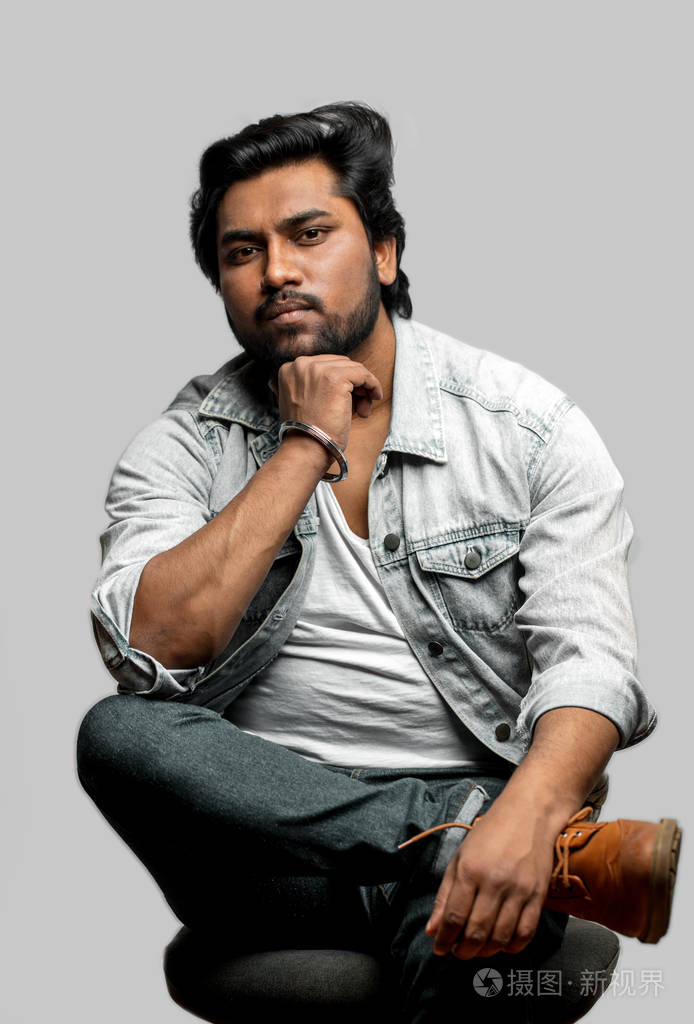 印度人坐在沉思的样子