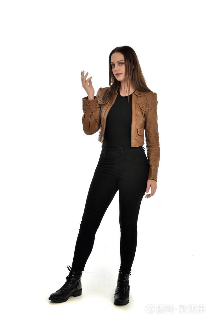穿着棕色皮夹克的黑发女孩的全长肖像在白色背景上站立姿势