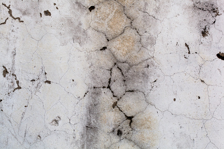 灰色混凝土墙体的裂缝抽象，特写