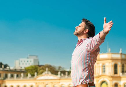 感恩的不经意的人仰望天空, 张开双臂, 户外.