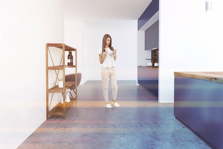 豪华厨房内饰白色墙壁, 混凝土地板, 蓝色和灰色台面和橱柜。一个女人3d 渲染模拟色调的图像