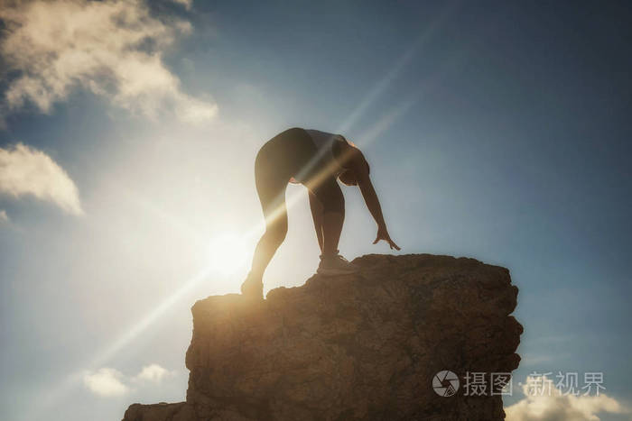 剪影体育徒步旅行妇女攀登到山顶在日落期间以晴朗的天空背景和复制空间为文本。成功的目标。医疗保健理念