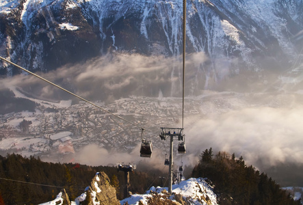 滑雪缆车在法国阿尔卑斯山