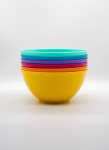 彩色塑料碗在白色背景下分离