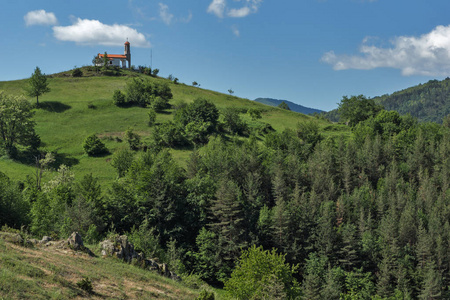 保加利亚普罗夫迪夫 Rhodope 山 Borovo 村附近绿色丘陵的惊人景观