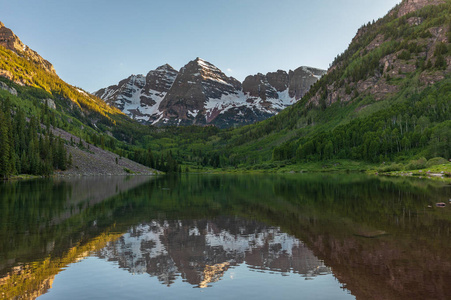 科罗拉多州的栗色湖中的褐钟夏季反射景观