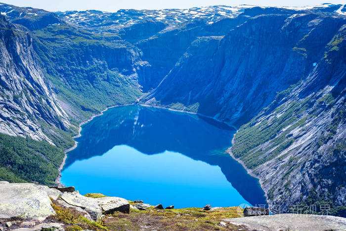 ringedalsvatnet-沃德在挪威特县自治市的蓝色湖泊.