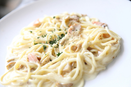 三文鱼意大利面白酱照片