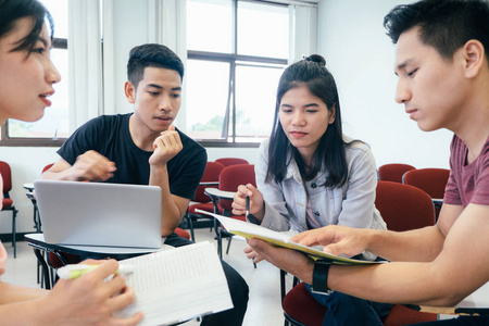 大学生讨论照片图片