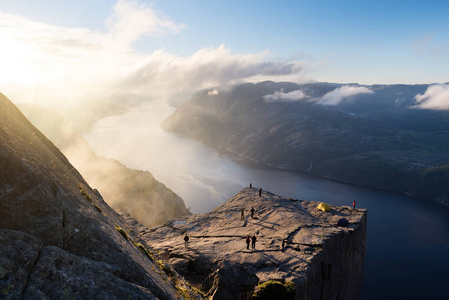 在 Lysefjord，挪威 Preikestolen 讲坛石